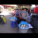 Die Verkäuferinnen, anders als wir, der Winterzeit (wenn auch für unser Empfinden nicht der Temperatur) entsprechend warm angezogen